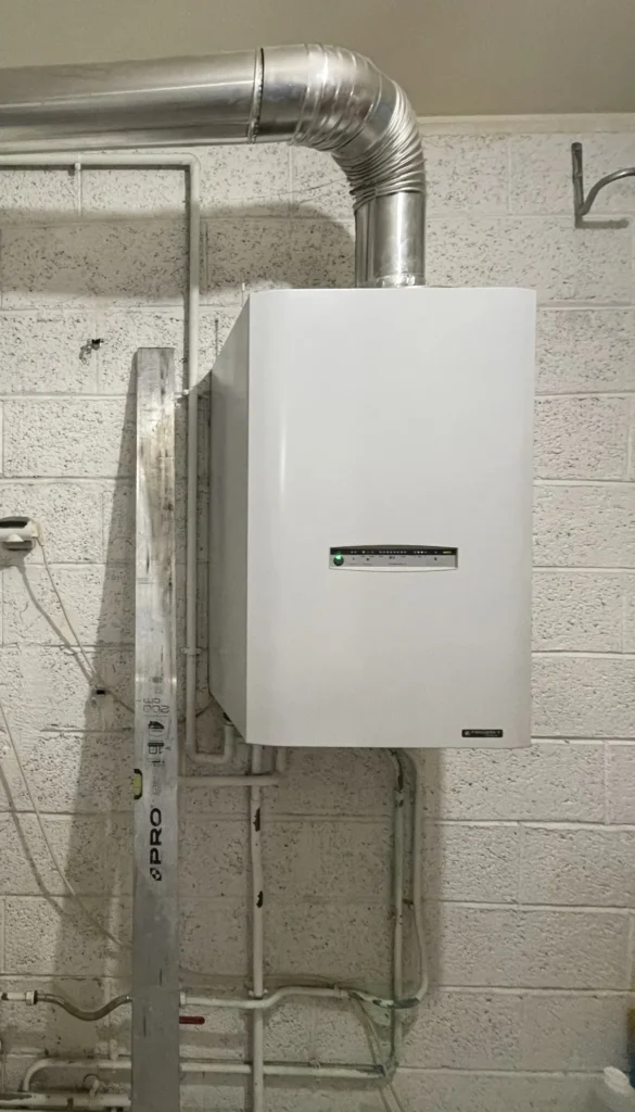 Intervention plomberie d’urgence par YDC : fuite d’eau, robinet cassé, ou canalisation bouchée.